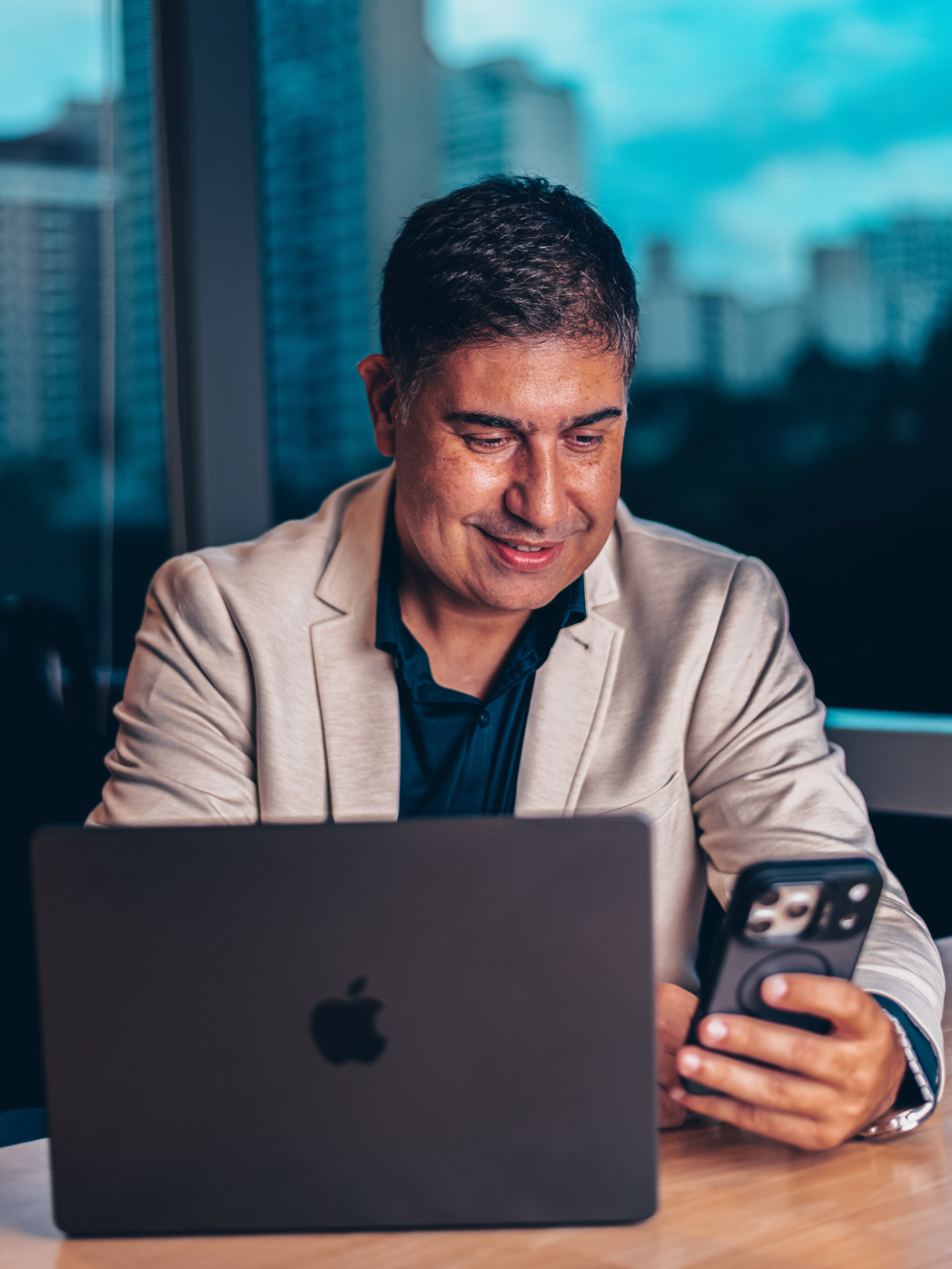 Rico Chermont à mesa, com computador e telefone