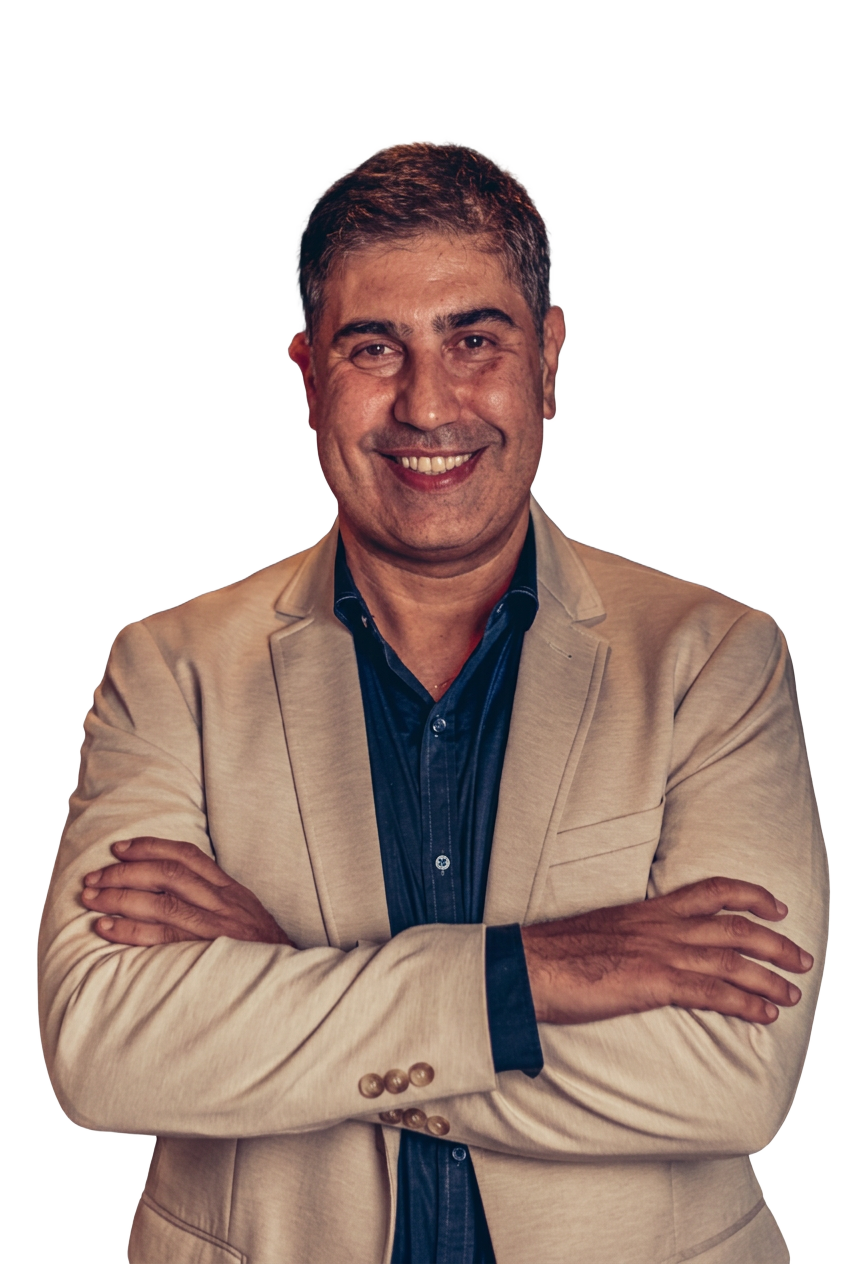 Rico Chermont sorrindo, de braços cruzados